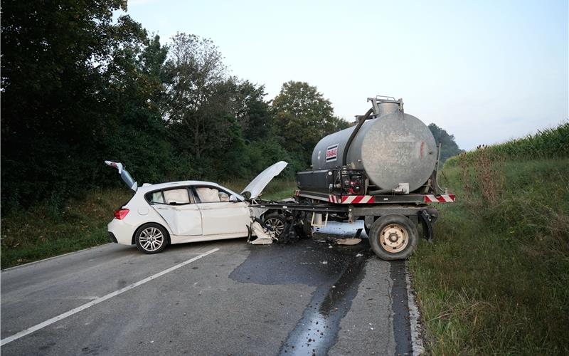 Autofahrer prallt in Holzgerlingen bei Unfall auf ein Güllefass