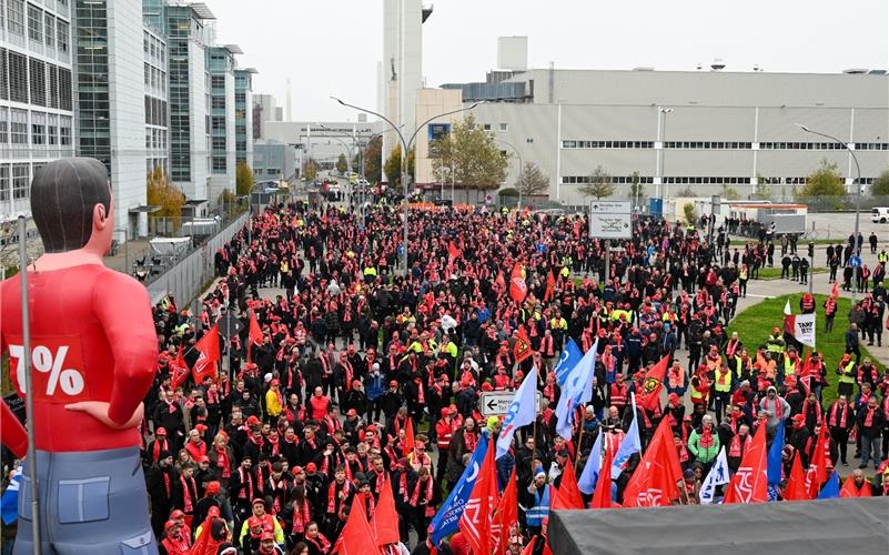 Warnstreik der IG Metall: 10 000 Menschen bei Kundgebung im Daimler-Werk