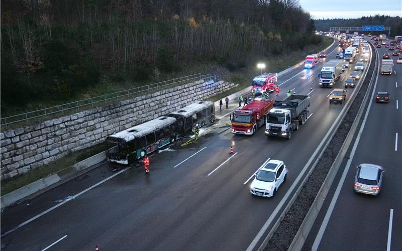 Linienbus gerät auf der A8 in Vollbrand: Ursache ist wohl ein technischer Defekt