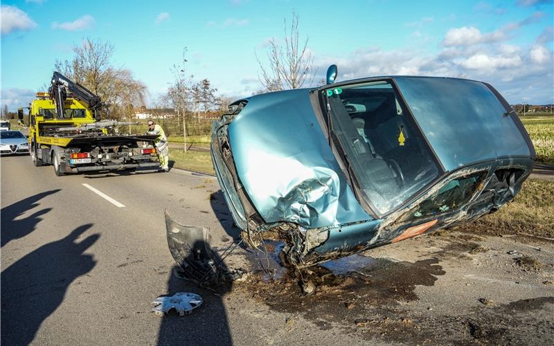 Unfall zwischen Ehningen und Dagersheim: Ersthelfer birgt Fahrer aus Auto