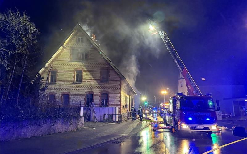 Mann verlässt Haus rechtzeitig