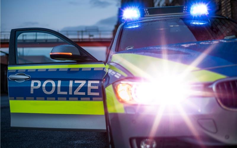 Glatte Fahrbahn: Auto überschlägt sich bei Unfall nahe Wildberg