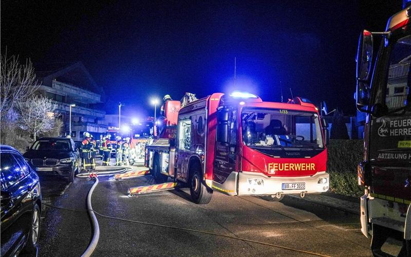 Brand in Haslach: Feuerwehr rettet sieben Personen mit Dreh- und Steckleiter