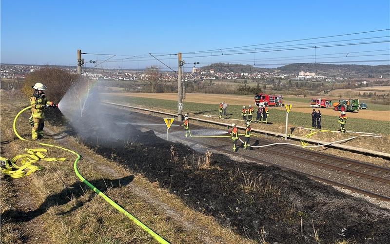 Bahndamm steht in Flammen