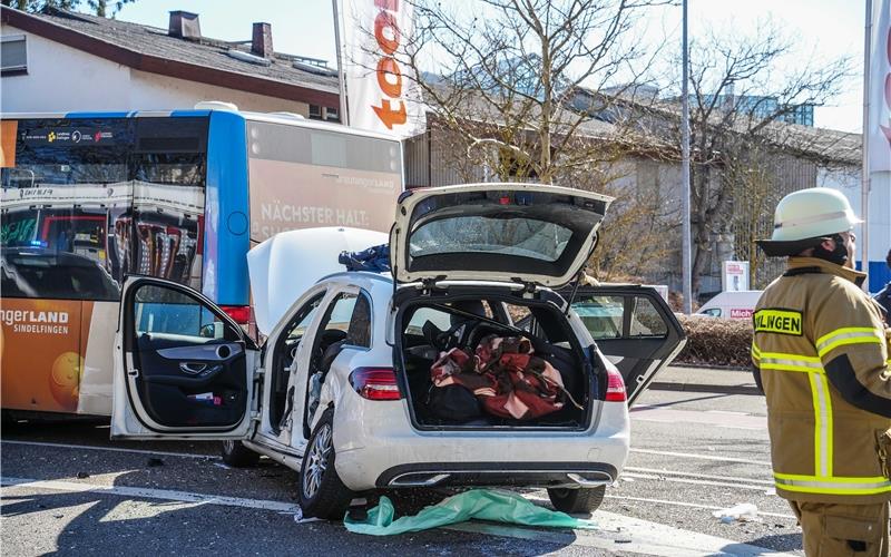 Mercedes-Fahrer will auf Busspur wenden: Auto stößt mit Bus zusammen