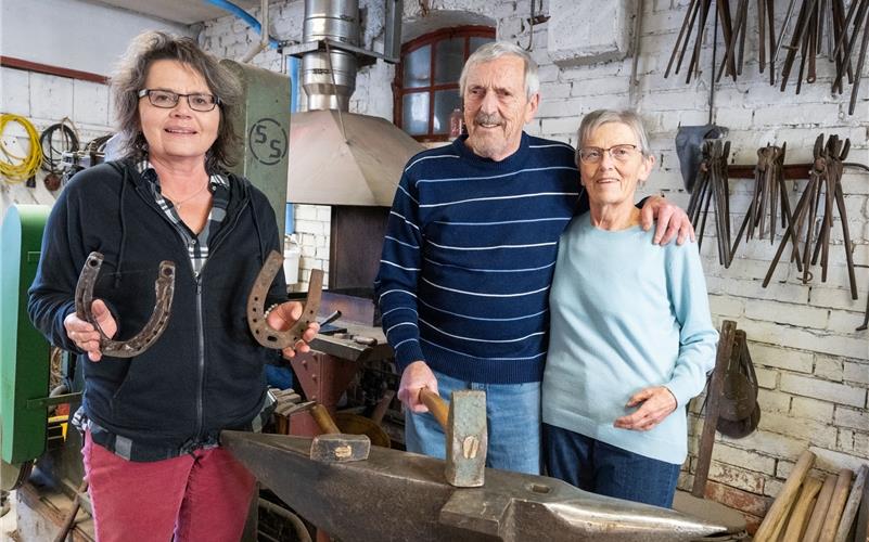 Birgit Scheurenbrand sowie Willy und Heidi Weidle (von links) in der alten Schmiede von Hermann Niethammer. GB-Foto: Vecsey