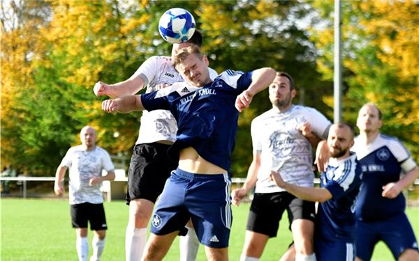 Bis kurz vor der Pause hielt Mötzingen (blau) das 0:0. GB-Foto: Holom