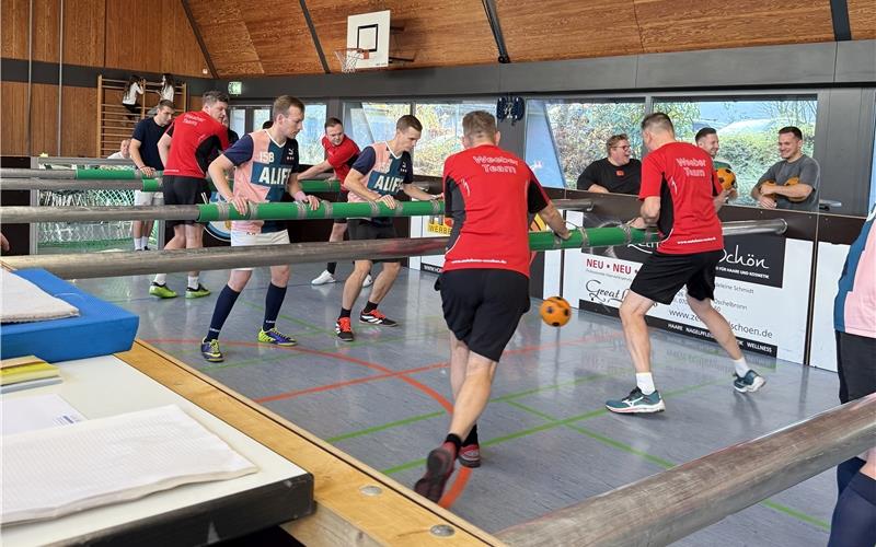 Bonsai Kicker siegen beim Lebend-Tischkicker-Turnier des TC Mötzingen