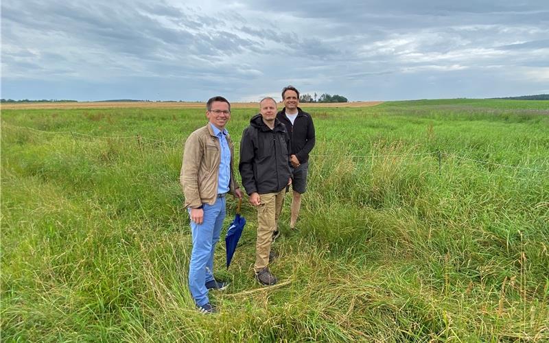 BürgermeisterBenjamin Finis,Nabu-Vorsitzender Markus Bihlerund Landwirt Jochen Hauser(von links) vor der für den KiebitzgesperrtenWiesenflächevon Landwirt Jochen Hauser.GB-Foto: gb