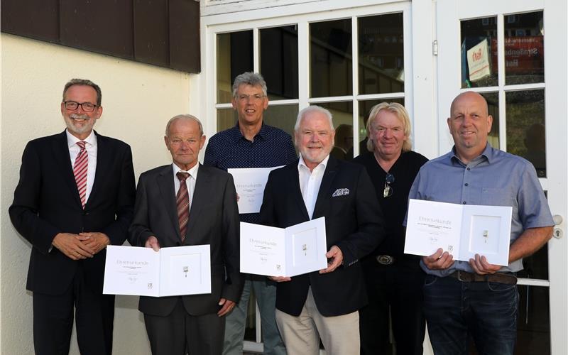 Bürgermeister Ulrich Bünger ehrte Gerhard Ostertag, Erhard Schulz, Dieter Dannenmann, Edwin Bäuerle und Jens Mayer (von links) für ihre langjährige Tätigkeit im Wildberger Gemeinderat. GB-Foto: Priestersbach