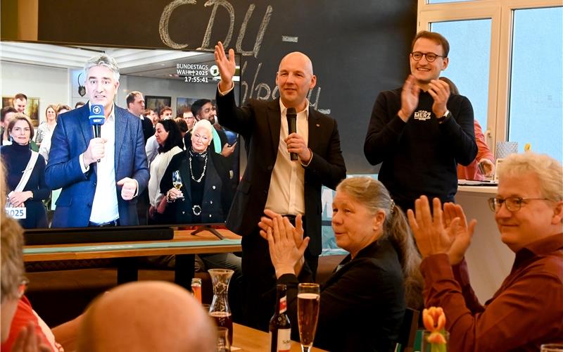 Bundestagsabgeordneter Marc Biadacz (von links) und der CDU-Kreisvorsitzende Matthias Miller freuen sich bei der Wahlparty im Böblinger Paladion über den Wahlerfolg der CDU.GB-Foto: Holom