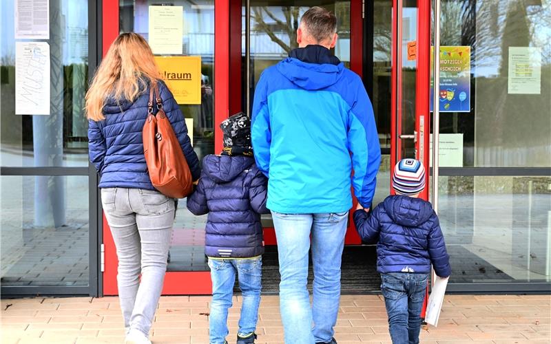 Bundestagswahl 2025: Familie auf dem weg ins Wahllokal in der Aspenhalle in Öschelbronn.GB-Foto: Holom