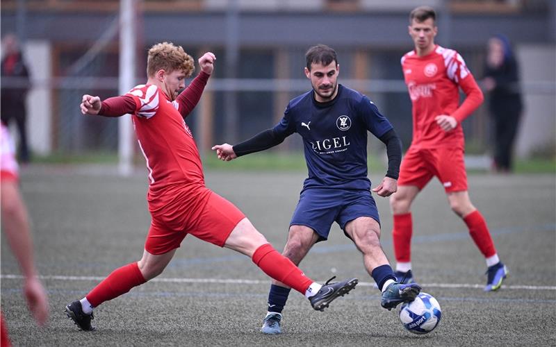 Burak Tastan (rechts, gegen Rottenburgs Lukas Behr): Der VfL Nagold hält das Titelrennen in der Landesliga-Staffel 3 weiterhin offen. GB-Foto: Ulmer