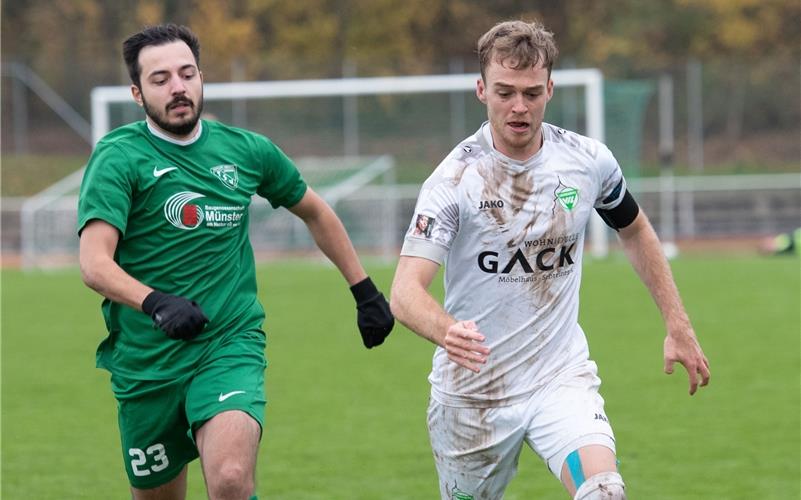 Cedric Fais (rechts am Ball): Der VfL Herrenberg läuft Gefahr seine gute Ausgangsposition in der Tabelle zu vespielen. GB-Foto: Vecsey