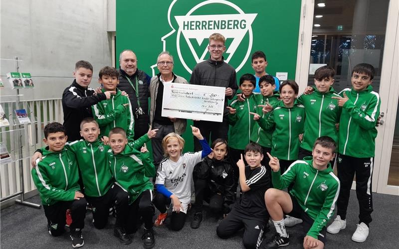 D-Jugend des VfL Herrenberg spendet 500 Euro an krebskranke Kinder