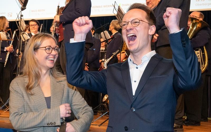 Da freut sich der Sieger der gestrigen Oberbürgermeisterwahl ganz gewaltig: Nico Reith mit seiner Frau Milda in der Stadthalle. GB-Fotos: Vecsey