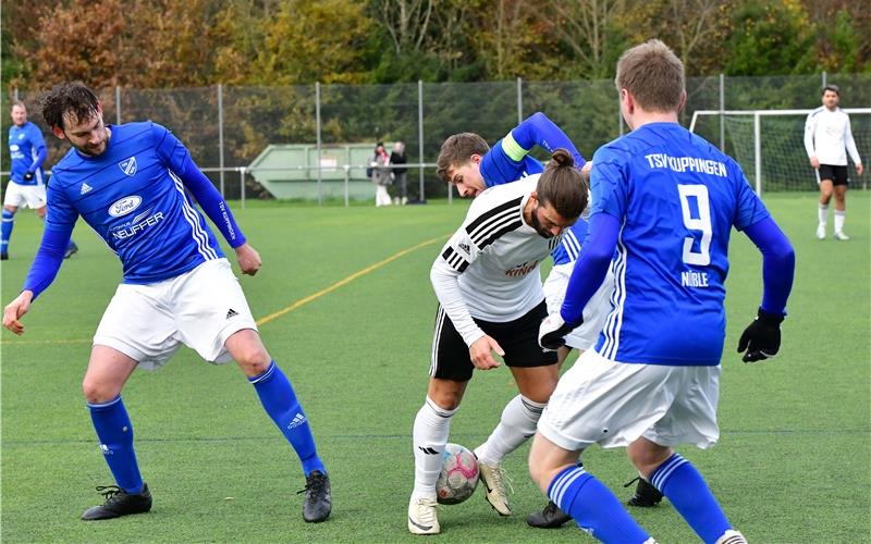 Da geht nichts mehr: Samet Kibar (weißes Trikot) läuft sich an der vielbeinigen Deckung von Kuppingen fest. GB-Foto: Holom