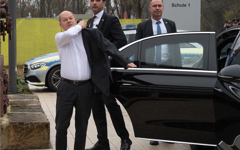 Da war die Welt noch in Ordnung: Bundeskanzler Olaf Schloz (SPD) im Frühjahr auf Besuch im Landkreis Böblingen - hier bei der Ankunft in der Gottlieb-Daimler-Schule in Sindelfingen.GB-Foto: Vecsey