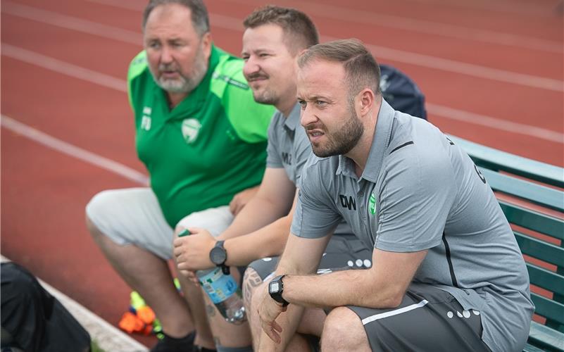 Daniel Wahnsiedler und Manuel Zug (von rechts), das Trainergespann des Bezirksligisten VfL Herrenberg, muss mit seinem Team im Pokal-Viertelfinale beim A-Ligisten ASV Botnang antreten.