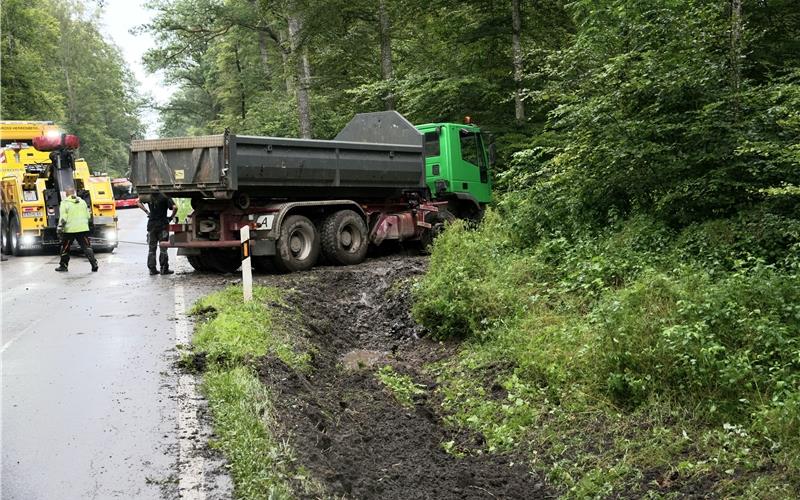 Das Ausweichmanöver zog einen ordentlichen Flurschaden im Grünstreifen nach sich. GB-Foto: SDMG/Dettenmeyer