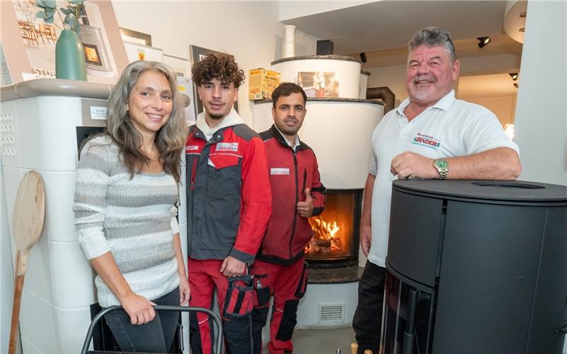 Das Binder-Team (von links): Kerstin Reinholz, Ali Saidy, Bashir Saidy, Traugott Binder (Ofenbaumeister).GB-Foto: Vecsey