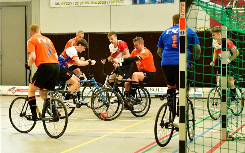 Das Spitzenspiel gegen den RVW Naurod (orangefarbene Trikots) gewann der RV Gärtringen zum Auftakt mit 2:1. GB-Foto: Holom