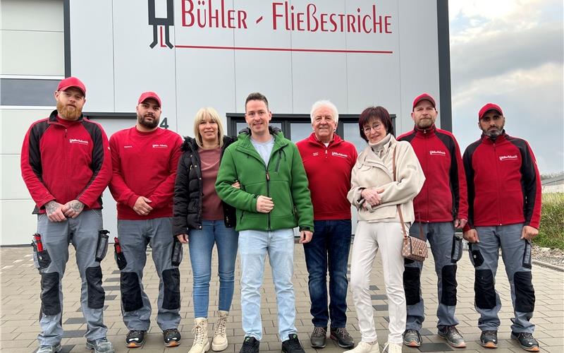 Das Team der Firma Bühler Fließestriche in Rottenburg-Hailfingen freut sich über das 30-jährige Betriebsjubiläum. GB-Foto: Priestersbach