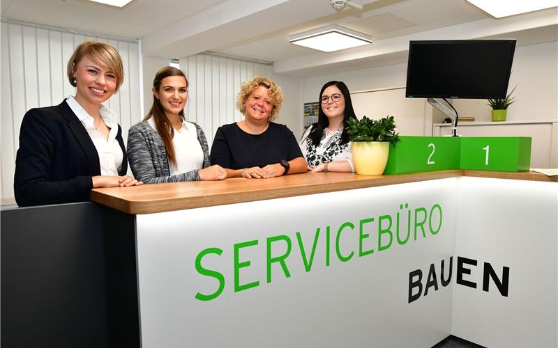 Das Team vom Servicebüro Bauen hat den Kundenservice von Grund auf neu gestaltet (von links): Franziska Bihler, Amelie Schubert, Katja Schickel und Leonie Wagner GB-Foto: gb