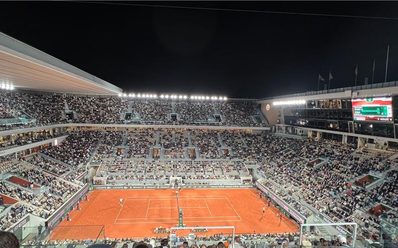 Der Centre Court im Stadion Philippe Chatrier im Stade Roland Garros hat enorme Dimensionen, wie Thomas und Tim Holzapfel persönlich vor Ort feststellen konnten. GB-Fotos: tho
