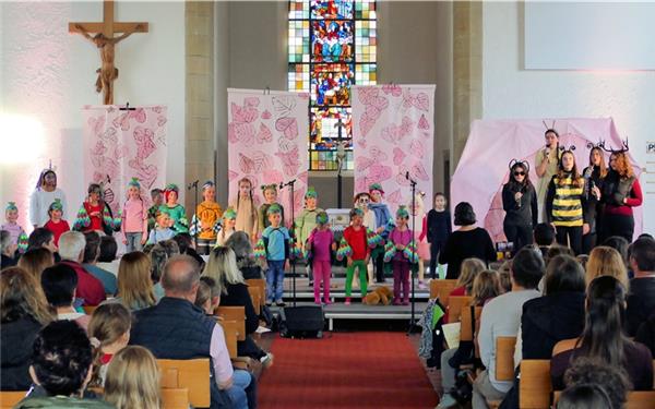 Der Kinder- und Teeniechor führte das Musical „Das Neinhorn und die Schlangeweile“ in der Michaelskirche auf. GB-Foto: Stadler