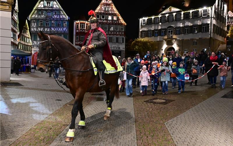 Der Martinsritt mit Stute Elmira und Laternenlauf im Schlepptau lockte erneut die Kinder in die Altstadt. GB-Foto: Holom