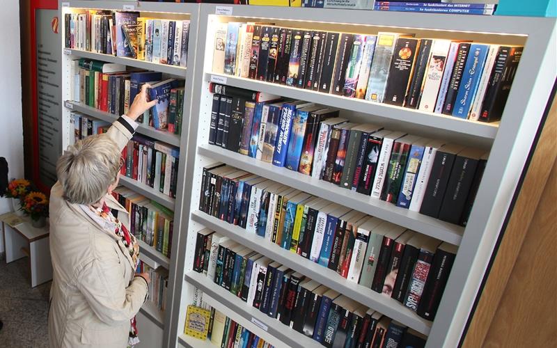 Der Nufringer Bücherschrank im Rathausfoyer ist beliebt: Keine Leihfristen, kein Ausleihverfahren. Zeitweise folgen bis zu 20 Personen den Buchvorstellungen an diesem Treffpunkt. GB-Foto: Bäuerle