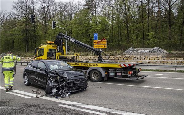 Verkehrsunfall Im Kreuzungsbereich Mit Leicht Verletzter Fahrerin