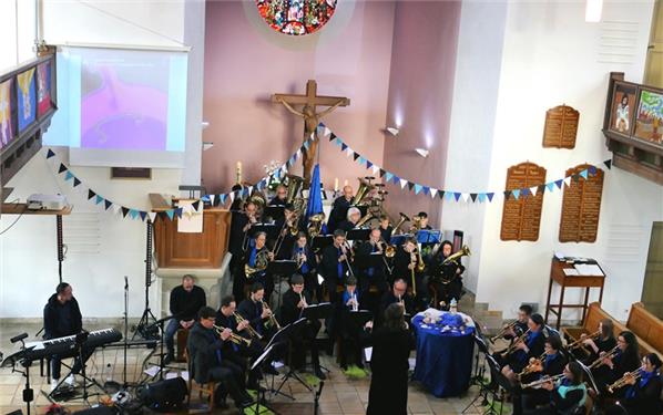 Der Posaunenchor wurde von der Band der Süddeutschen Gemeinschaft Herrenberg unterstützt. GB-Foto: Stadler