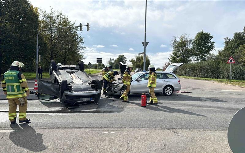 Der Skoda kam auf dem Dach zum Liegen. GB-Foto: SDMG/Schulz