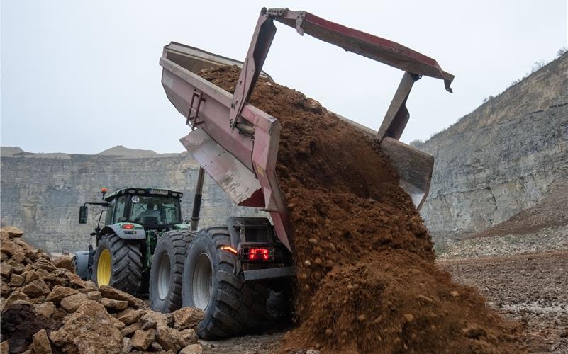 Der Steinbruch Mayer in Mötzingen ist eine der Annahmestellen für Erdaushub im Landkreis. Die Abgabegebühren steigen hier und in den anderen Steinbrüchen nun jedoch beträchtlich. GB-Foto: Vecsey