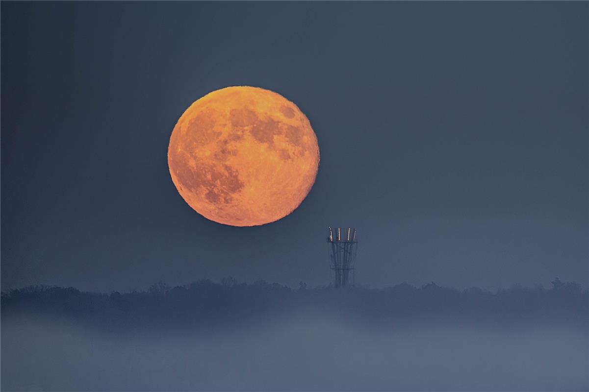 Der Supermond am 16.11.2024. Der Schönbuchturm ist leider nicht gut sichtbar in ...