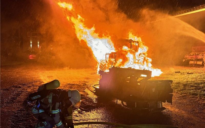 Der Traktor stand beim Eintreffen der Einsatzkräfte in Vollbrand. GB-Foto: Feuerwehr Gäufelden