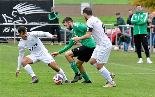 Der VfL Herrenberg (weiß) setzte sich in Deckenpfronn knapp durch. GB-Foto: Holom