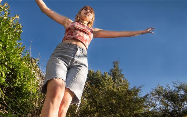 Der Weg ist das Ziel (Milla auf der Slackline, gesehen in Herrenberg) GB-Foto: Vecsey