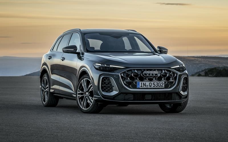 Der neue Audi Q5 SUV in der Farbe „Daytona grey perl effect“: Der agile und selbstbewusste Charakter des Autos zeigt sich bereits in der Front. GB-Foto: Audi AG