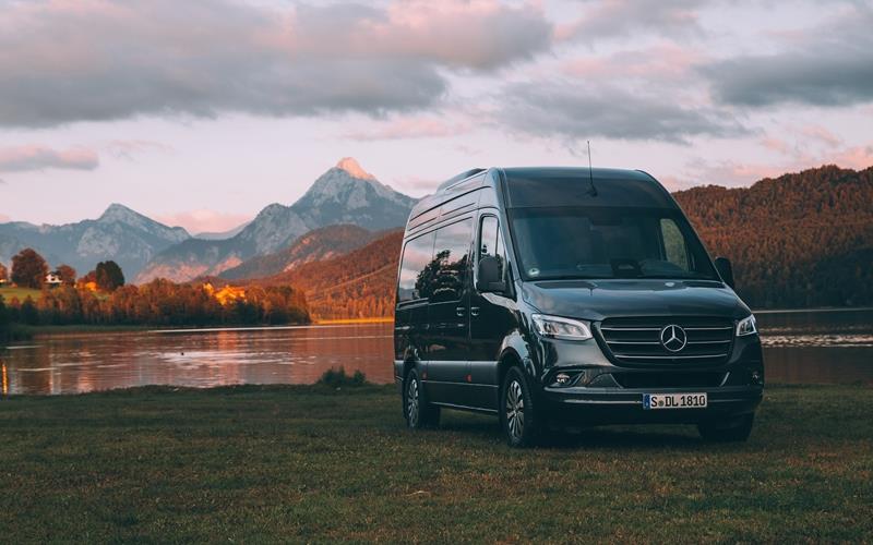 Der neue Mercedes-Benz Sprinter wird schon wenige Monate nach der Markteinführung von vielen Reisemobil-Herstellern als Camper-Van präsentiert. GB-Foto: Mercedes-Benz AG