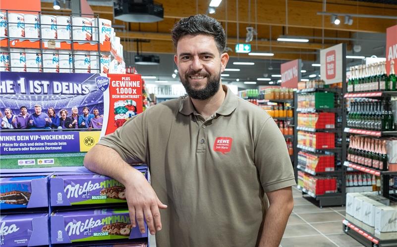 Der selbstständige Kaufmann Semir Rejaibia betreibt den neuen Rewe-Markt. GB-Fotos: Vecsey