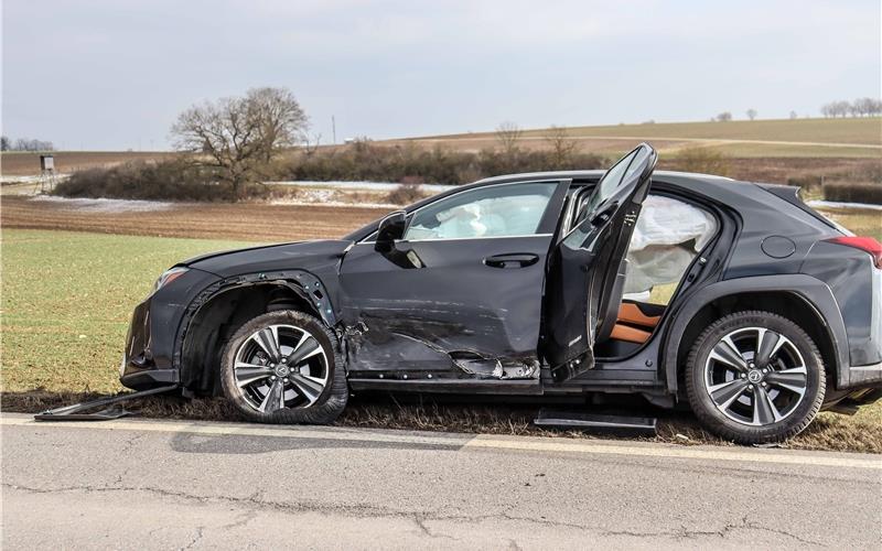 Die 40-jährige Fahrerin eines Lexus wurde bei einem Frontalzusammenstoß mit einem VW leicht verletzt und kam ins Krankenhaus. GB-Foto: SDMG/Dettenmeyer