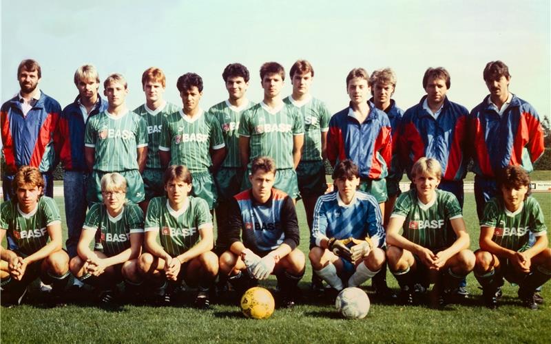 Die A-Jugend-Mannschaft des VfL Herrenberg, die in der Saison 1987/88 die Bezirksstaffelmeisterschaft holte mit (hinten von links) Betreuer Peter Beck, René Hörmann, Edgar Sauter, Jochen Weinhardt, Leonardo Ferrari, Thomas Leonhart, Mark Egeler, Bernd Buchholz, Lars Bartl, Jochen Schühle, Trainer Hannes Gfrörer, Co-Trainer Siggi Sailer, (vorne von links) Thomas Schütz, Henrik Stang, Markus Hamm, Andreas Raisch, Christian Henrich, Markus Gußmann und Kapitän Armin Mahrla, es fehlte Cataldo Ferrari. GB-Foto: gb