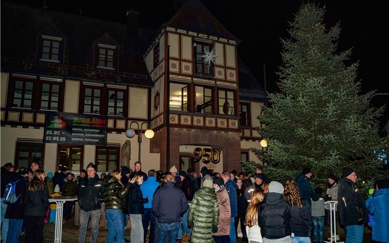 Die Deckenpfronner feiern mit Sekt und Jubiläumsbier. GB-Foto: SDMG/Dettenmeyer