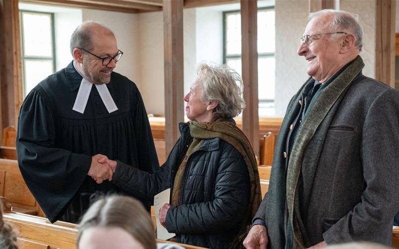 Die Deckenpfronner haben mit Andreas Hiller wieder einen Pfarrer, dem sie die Hand reichen können. GB-Foto: Vecsey