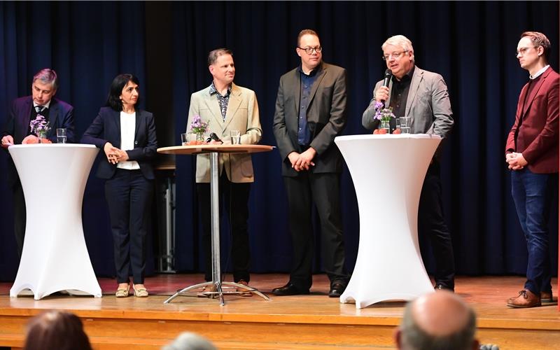 Die Demokratie steht im Zentrum der Podiumsdiskussion mit (von links) Wolfram Pyta (Leiter Institut für Neuere Geschichte der Universität Stuttgart), Muhterem Aras (Landtagspräsidentin Baden-Württemberg), Carsten Beneke (Sozialarbeiter im Haus der Diakonie Herrenberg sowie Moderator), Dr. Rafael Binkowski (Chefredakteur Staatsanzeiger Baden-Württemberg und Moderator), Volker Steinbrecher (Diakonisches Werk Württemberg) und Nico Reith (OB Herrenberg).GB-Foto: Holom