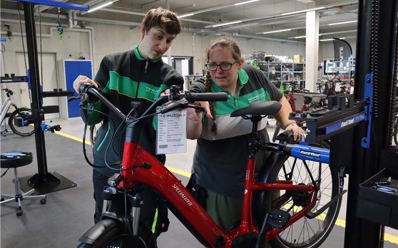 Die E-Bike-Welt beschäftigt derzeit 15 Personen, darunter sechs mit Handicap. GB-Foto: gb