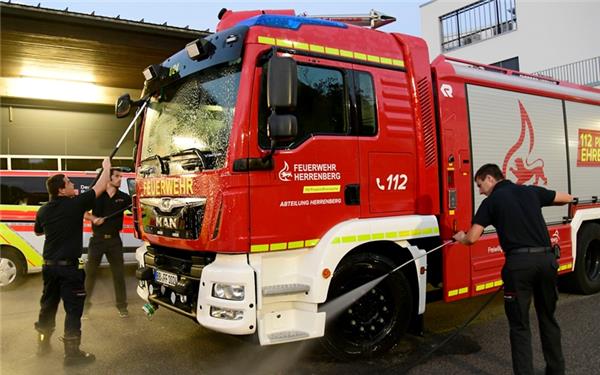 Feuerwehr Zeigt Runderneuerten Fuhrpark